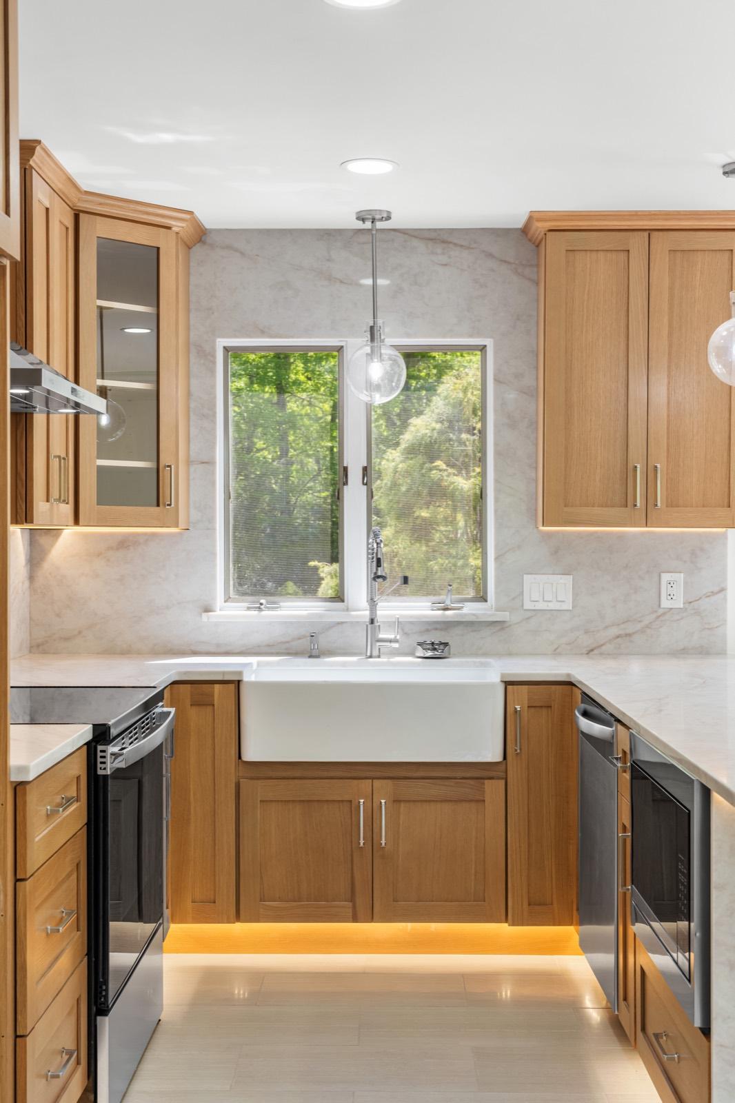 Wood kitchen with a farmhouse sink and marble backsplash
